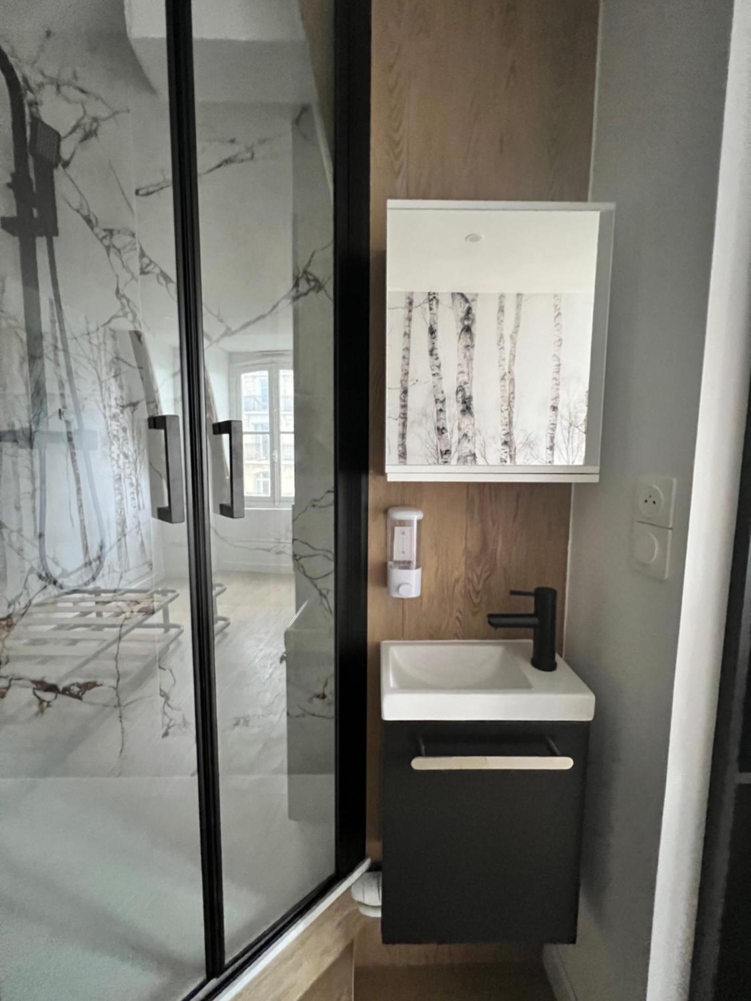 Batignolles, Montmartre Chambre 12M2 , Metro 13 Et 14 باريس المظهر الخارجي الصورة